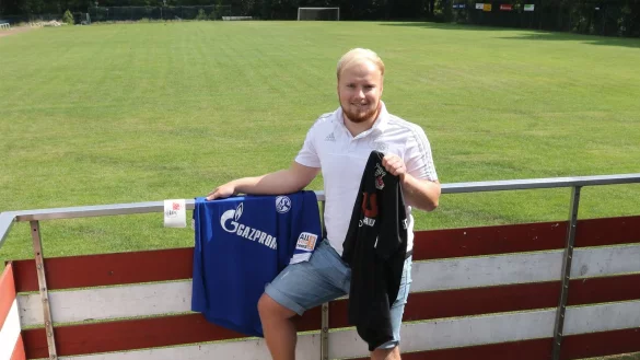 Alles, was Jan-Luka Wieck so braucht. Den Ball am Fu&szlig;, das SG-Bega/Humfeld-Shirt &uuml;bergestreift, das SG-Trikot in der Hand - und die Kaipt&auml;nsbinde und das Schalke-Trikot liegen griffbereit. - &copy; Oliver K&ouml;nig