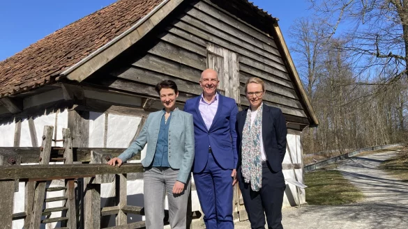 Museumsdirektorin Dr. Marie Louisa Allemeyer (links), LWL-Direktor Dr. Georg Lunemann und Projektleiterin Dr. Alice Anna Schröder-Klaassen laden Besucher zu einer neuen Ausstellung und weiteren Veranstaltungen auf das Gelände des LWL-Freilichtmuseums ein. - © Cordula Gröne