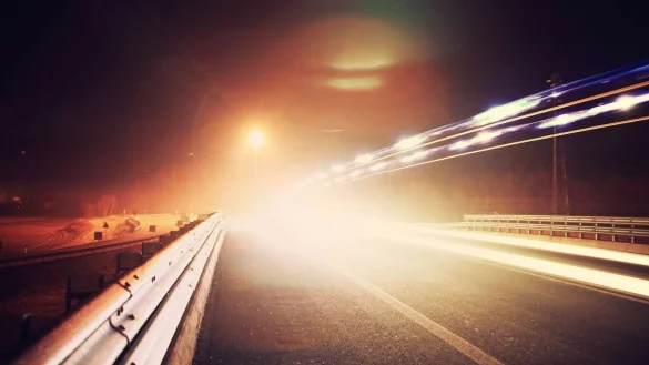 Erst rammte der Raser die Polo-Fahrerin, dann versteckte er sich. - © Symbolfoto