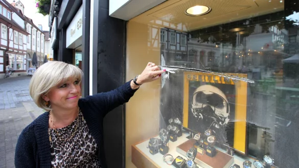 Gesch&auml;ftsf&uuml;hrerin Martina Doth zeigt den Schnitt, den die T&auml;ter mit einer Felx ins Schaufenster schnitten. 
- &copy; Bernhard Preuss