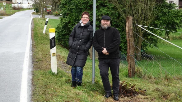 Ortseingang und gleich bergauf: Heino Rinne arbeitet in D&ouml;rentrup und ist Vorsitzender, hier mit Sylvia Grote, die die Kasse in der Dorfgemeinschaft verwaltet. - &copy; Axel B&uuml;rger