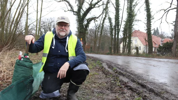 Dirk Rosenlicht k&uuml;mmert sich am Gut Eckendorf um den Schutz der Amphibien. Im vergangenen Februar hat er dort auch die Z&auml;une kontrolliert, gerichtet und L&ouml;cher geflickt.&nbsp; - &copy; Birgit Guhlke