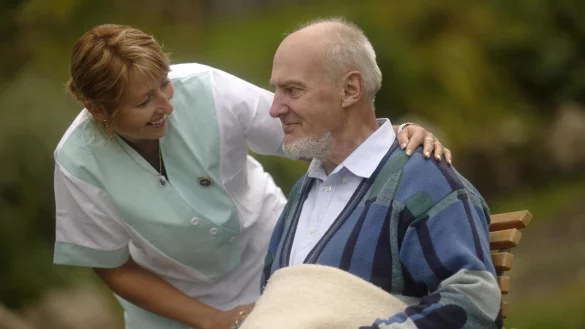 Alte Menschen, noch dazu pflegebed&uuml;rftig, haben kaum eine M&ouml;glichkeit, von ausgebildeten Pflegekr&auml;ften zu Hause betreut zu werden. Die Alternative ist oftmals eine kosteng&uuml;nstige Hilfskraft aus einem osteurop&auml;ischen Land. - &copy; picture alliance / imageBROKER