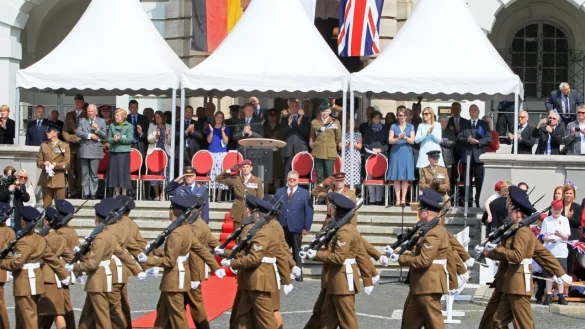 Abschied der britischen Soldaten am Rathausplatz: Mit dem Britenabzug verlieren 147 Zivilbesch&auml;ftigte ihre Jobs.