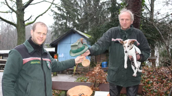 Thomas Schulte (links) &uuml;bernimmt von Ulrich Junginger den Job im Lagenser Forstamt und erh&auml;lt symbolisch Hut und Holzl&ouml;ffel. - &copy; Sandra Castrup (LZ)