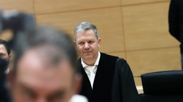 Die vierte große Strafkammer des Landgerichts Bielefeld um den Vorsitzenden Richter Carsten Glashörster entschied, dass der angeklagte Syrer in Haft bleiben muss. - © Alex Lehn (MT)