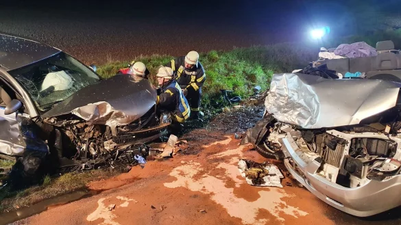 F&uuml;nf Verletzte und hoher Sachschaden sind die Folgen eines schweren Verkehrsunfalls, der sich am Montagmorgen auf der Hauptstra&szlig;e bei W&ouml;bbel ereignete. - &copy; Feuerwehr Schieder-Schwalenberg
