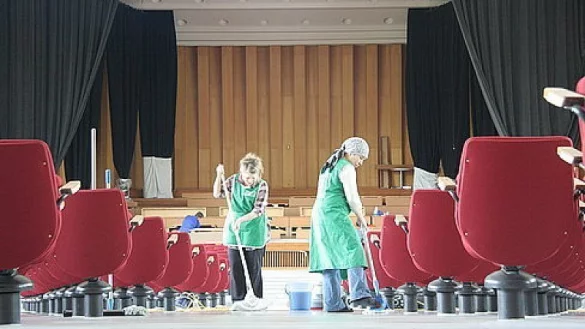 Demn&auml;chst wird die Konzerthalle im Kurpark f&uuml;r den Stadtrat hergerichtet.&nbsp; - &copy; Till Brand