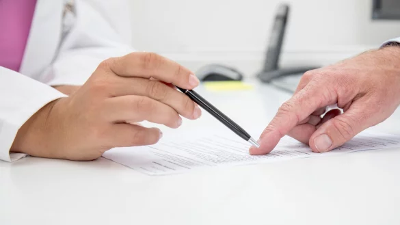 Gesundheitsfragen beim Versicherungsabschluss - &copy; Foto: Christin Klose/dpa-tmn