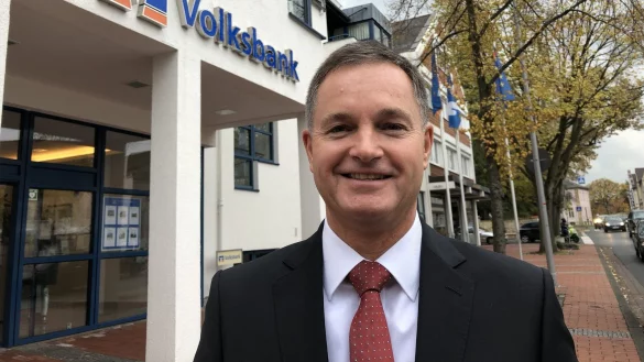Blickt optimistisch in die Zukunft: der neue Volksbank-Vorstandssprecher Matthias Kruse vor der Hauptstelle in Sch&ouml;tmar. - &copy; Thomas Reineke