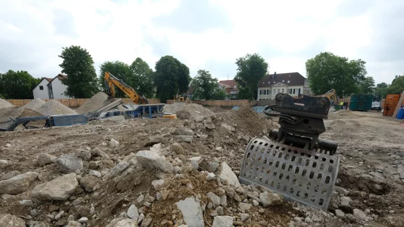 Die Bagger graben sich am Hornschen Tor tiefer in die Erde, um den provisorischen Parkplatz zu ebnen. Lärm und Erschütterungen verursachen vor allem ein Hydraulikmeißel und eine Brechanlage. Aber deren Einsatz ist laut Stadt absehbar und nur noch für einen Tag nötig. - © Sven Koch