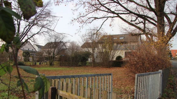 Noch ist an der H&auml;ndelstra&szlig;e Platz zum Bolzen. Die Spielger&auml;te wurden zwar vor Jahren abger&auml;umt, doch die Fl&auml;che soll mindestens drei weitere Jahre frei bleiben. - &copy; Katrin Kantelberg