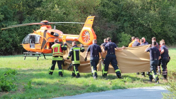 Viele Verletzte: Beim Brand in der Breslauer Straße wurden acht Personen durch Rauchgas verletzt. Eine schwerbehinderte Person erlitt so schwere Verletzungen, dass sie mit dem Rettungshubschrauber in eine Klinik geflogen werden musste. - © Dieter Asbrock