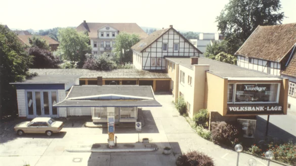 Der Lippegarten vor dem Umbau zum Barockgarten im Jahr 1984 – noch mit Tankstelle direkt an der Mittelstraße, Volksbank und dahinter einem Ärztehaus (Fachwerk). Rechts ist die Leggestraße mit der Scheune Bödeker zu erkennen, ganz hinten das Engelbert-Kaempfer-Gymnasium. - © Stadtarchiv Lemgo