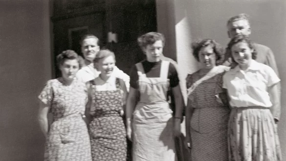 Die fr&uuml;he Belegschaft der Ph&ouml;nix Elektrizit&auml;tsgesellschaft H.Kn&uuml;mann u. Co., die aus dem ausgebombten Essen nach Blomberg ausgewandert war. Wie die Menschen auf dem Foto hei&szlig;en, lie&szlig; sich leider nicht mehr nachvollziehen, und ob Anna Grabauskas geb. Januschat mit auf dem Foto ist, ebenfalls nicht. Das Bild stammt mutma&szlig;lich aus der Mitte der 40-er Jahre. - &copy; Fotorechte: Phoenix Contact