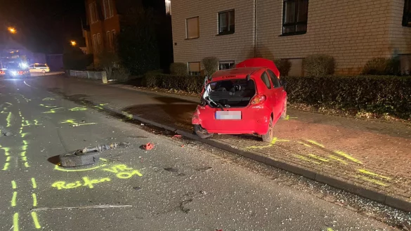 Der 22-j&auml;hrige Detmolder ist mit seinem Audi A3 unter anderem in einen roten Toyota gekracht. - &copy; Freitag Medien Gruppe