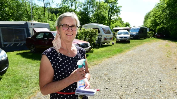 Ulrike N&ouml;lting mit Desinfektionsmittel und Mundschutz. Beim Benutzen der sanit&auml;ren Anlagen ist die Maske auf dem Campingplatz in Extertal Pflicht.&nbsp; - &copy; Nicole Ellerbrake