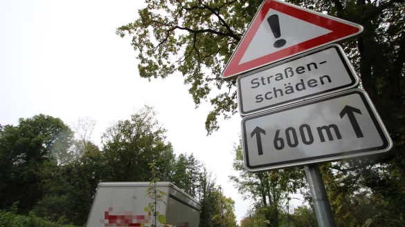 Die Landesstra&szlig;e 962 f&uuml;hrt von B&ouml;gerhof &uuml;ber K&uuml;kenbruch und La&szlig;bruch &uuml;ber den Stollenberg nach Asendorf und ist in sehr schlechtem Zustand, wie die Unabh&auml;ngige W&auml;hlergemeinschaft Extertal bem&auml;ngelt. - &copy; Jens Rademacher