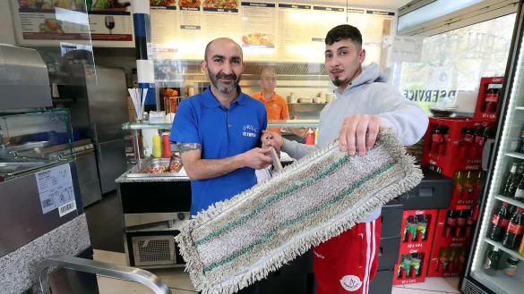 Mit seinem Wischmopp attackierte Eray Ari (r.) den Maskenmann. Sein Onkel Turan Ari eilt ihm zu Hilfe und riss dem T&auml;ter die Maske vom Gesicht. - &copy; Wolfgang Rudolf