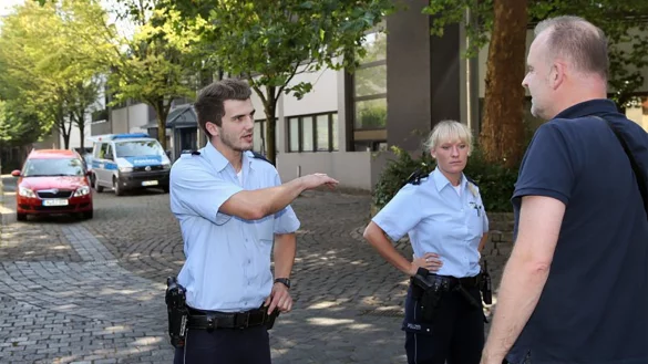 Sicherheitsrisiko im September: Beamte vor der Bürgerberatung in Detmold - © Bernhard Preuss