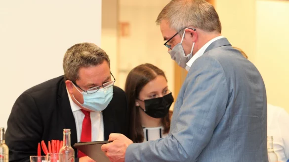 Landrat Dr. Axel Lehmann und Kreiswahlleiter Rainer Grabbe studieren die ersten Ergebnisse. - &copy; Dirk Baldus