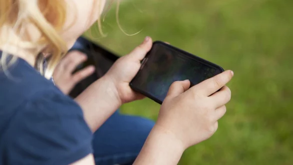 Ein Kind spielt mit dem Smartphone - &copy; Foto: Silvia Marks/dpa-tmn