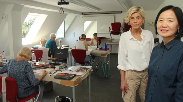 Schon seit vielen Jahren unterrichtet Dozentin Debora Kim (rechts) bei der Sommerakademie Schwalenberg. Mit dabei: Projektleiterin Vera Scheef von der Kulturagentur des Landesverbands Lippe. - © Archivfoto: Kyrill von Matuschka