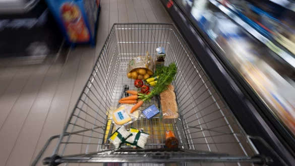 Besonders für Obst müssen Verbraucherinnen und Verbraucher im Vergleich zum Vorjahr tiefer in die Tasche greifen. - © Philip Dulian/dpa