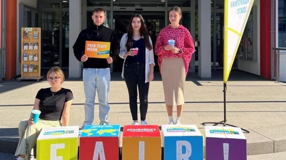 Zoey Klenke (von links), Felix Wäser, Lina Willeke und Linea Penner werben für die Faire Woche in Lügde. - © Svenja Blome, Stadt Lügde