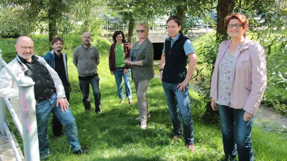 Die Akteure (von links) Thomas Behrend und Marlon Schr&ouml;ter (beide Theaterlabor Bielefeld) sowie Sebastian Fritzemeier (Jukulex), Isabell Rehmer (Theaterlabor), Uschi Buchte (Theaterverein Hohenhausen), Claudia Me&szlig;ner (Teimeristen Bavenhausen), und Annette Engelking (Theaterverein Hohenhausen) freuen sich bereits auf die Auff&uuml;hrung. - &copy; Carolin Brokmann-F&ouml;rster