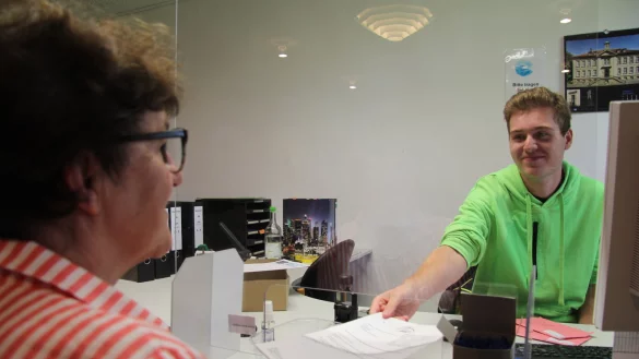 Fabio Palma, Auszubildender zum Verwaltungsfachangestellten, k&uuml;mmert sich schwerpunktm&auml;&szlig;ig um die Ausgabe der Briefwahlunterlagen in Schieder-Schwalenberg. Hier &bdquo;bedient" er Gerlinde Koch-Lensdorf, Fachbereichsleiterin Ordnung und Sozialess.&nbsp; - &copy; Silke Buhrmester