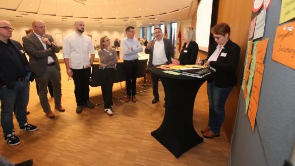 Landrat Dr. Axel Lehmann (3.von rechts) diskutiert mit (von rechts) Sabine Beine (Verwaltungsvorständin Kreis Lippe), Daniela Brenker (Leiterin Fachbereich Ordnung, Kreis Lippe), Prof. Jürgen Jasperneite (Fraunhofer IOSB-INA), Sandra Stövesand (Familienbetreuung Kreis Lippe), Thomas Frank (Diakonie, Lippische
Landeskirche), Stefan Susat (Vorstand Jobcenter Lippe) und Dirk Menzel (Leiter Fachdienst Bildung, Kreis Lippe) über einzelne Aspekte eines Welcome-Centers. - © Kreis Lippe