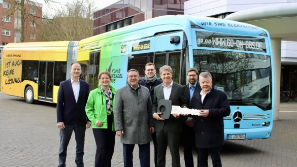 &Uuml;bergeben den Schl&uuml;ssel des Klima-Wandel-Busses an Go-on-Gesch&auml;ftsf&uuml;hrer Dirk H&auml;nsgen (rechts) (von links): Jens Dilley (Mercedes), D&ouml;rte Pieper (Gesch&auml;ftsf&uuml;hrerin Naturpark), Landrat Dr. Axel Lehmann, Matthias Kalkreuter (Aufsichtsrat KVG), Robert Wilhelm (Leiter E-Mobility Daimler Buses) und Achim Oberw&ouml;hrmeier (Gesch&auml;ftsf&uuml;hrer KVG). - &copy; Nina Schr&ouml;der