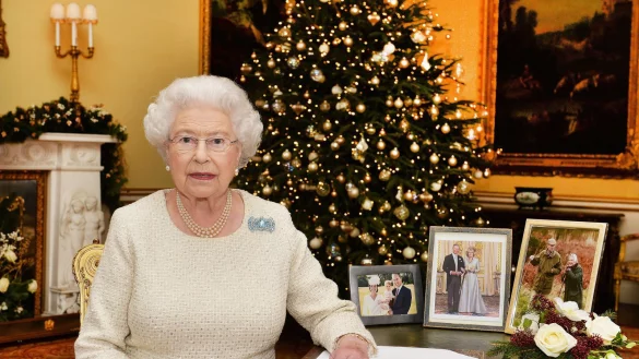 Die britische Queen in weihnachtlicher Atmosphäre. - © dpa