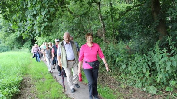 Mittwochs wird gewandert: Ilse Beckmann (vorne) hat sich wieder eine schöne Route ausgedacht. - © Marlen Grote