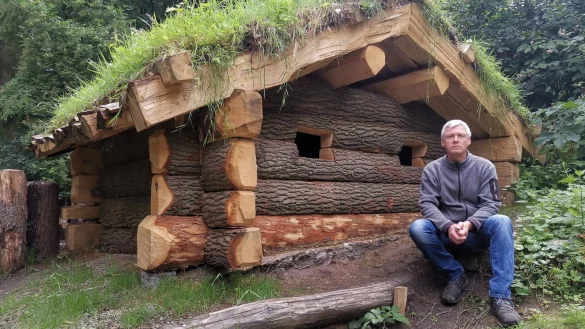 Christian Sch&uuml;rmann hat den Schweinestall aus dicken St&auml;mmen gebaut. Die massive Bauweise ist notwendig, weil Schweine neugierig und hartn&auml;ckig sind. Das Dach besteht aus Grassoden.&nbsp; - &copy; Karl Banghard