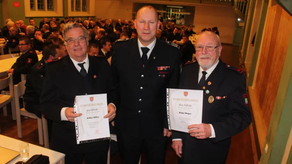 Wehrf&uuml;hrer Joachim Hartfelder (Mitte) ehrt Arthur Hilker (links) f&uuml;r seine 50-j&auml;hrige sowie Heinz Meyer f&uuml;r seine 60-j&auml;hrige Mitgliedschaft. Es fehlen: Peter Welsandt (50 Jahre Mitgliedschaft), G&uuml;nter Schwarze, Host Langner und Wilhelm M&uuml;ller (alle 60 Jahre Mitgliedschaft). - &copy; Michaela Wei&szlig;e