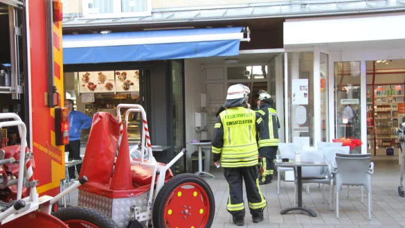 Die Feuerwehr Bad Salzuflen r&uuml;ckte zu dem Fritteusenbrand in die Salzufler Innenstadt aus und musste die Lange Stra&szlig;e sperren. - &copy; Daniel Hobein