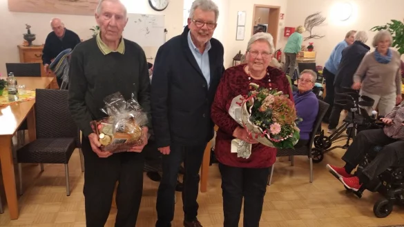 Der Leopoldshöher AWO-Vorsitzende Gerhard Schemmel (Mitte) bedankte sich bei Paul und Anni Weitenhofer für die jahrzehntelange Organisation des Klöntreffs. - © AWO