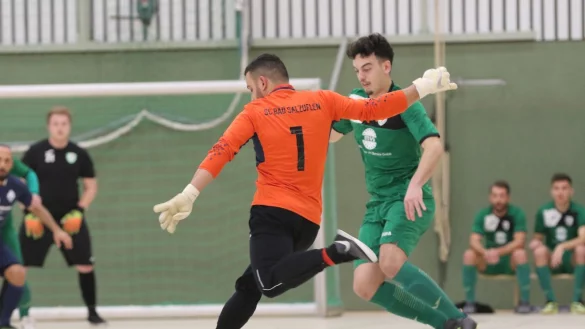 Der Torwart nimm genau Maß: Georgios Athanasiadis vom Bezirksligisten SC Bad Salzuflen zielt aufs Oerlinghauser Tor. - © Oliver König