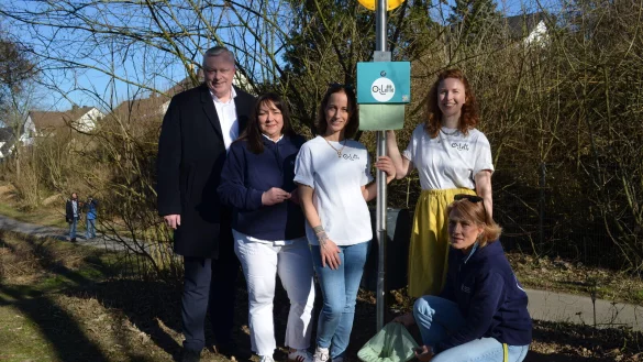 B&uuml;rgermeister Daniel Hartmann (v.l.), Jasmin Erdmann (Kinderschutzbund), die beiden Gr&uuml;nderinnen Vanessa Senses und Kathrin Valencia sowie Kinderschutzbundvorsitzende Sina Schreiber pr&auml;sentieren die Oilette - H&ouml;xter erstes Klo f&uuml;r Kinder. - &copy; Nicole Fischer