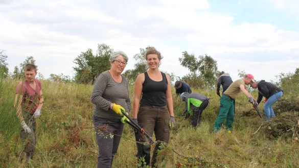 Flei&szlig;ige Helfer: Pauline Zenetti (Mitte, rechts) f&uuml;hrt mit ihrer Gruppe, dazu geh&ouml;rt unter anderem Ellen Hombergen aus Essen (Mitte, links), Pflegema&szlig;nahmen auf dem Preu&szlig;ischen Velmerstot durch. Seit 2014 kommt j&auml;hrlich ein Team des Vereins Bergwaldprojekt f&uuml;r eine Woche f&uuml;r diese Arbeiten nach Horn-Bad Meinberg. - &copy; Michaela Wei&szlig;e