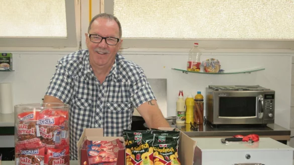 Arbeitsplatz plus Sommerfrische: Wolfgang Schnur, bekannt als &bdquo;Schn&uuml;rchen" ist neuer P&auml;chter des Kiosks im Barntruper Freibad. Zwischendurch springt er zur Abk&uuml;hlung vom Platz an der Fritteuse auch gern mal ins Becken. - &copy; Sylvia Frevert