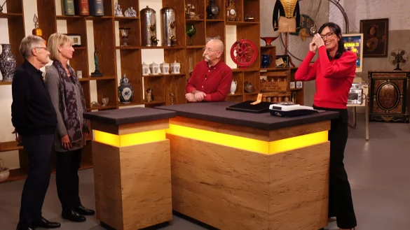 Der fr&uuml;here Lemgoer Sparkassendirektor Horst Selbach (links) mit seiner Frau Anke zu Gast bei "Bares f&uuml;r Rares" mit Moderator Horst Lichter und Schmuck-Expertin Heide Rezepa-Zabel. - &copy; ZDF