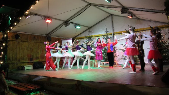 Die Sch&uuml;lerinnen der Ballettschule Lemgo tanzen "Der Nussknacker" auf der B&uuml;hne der Lemgoer Winterwelt. - &copy; Nadine Uphoff