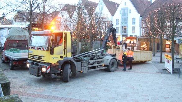 Absperrung: Am Dienstagnachmittag haben Mitarbeiter der Stadt vor der Post eine große Mulde als Hindernis postiert. Mit Barrieren und Fahrzeugen von Feuerwehr und Bauhof werden die Zufahrten zum Weihnachtsmarkt abends dicht gemacht. - © Stefan Backe