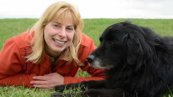 Gutes Team in gl&uuml;cklichen Zeiten: Angela Wiemann mit ihrem Hund M&auml;xx, der leider kurz vor der Er&ouml;ffnung ihrer Hundeschule in Istrup verstorben ist. - &copy; privat