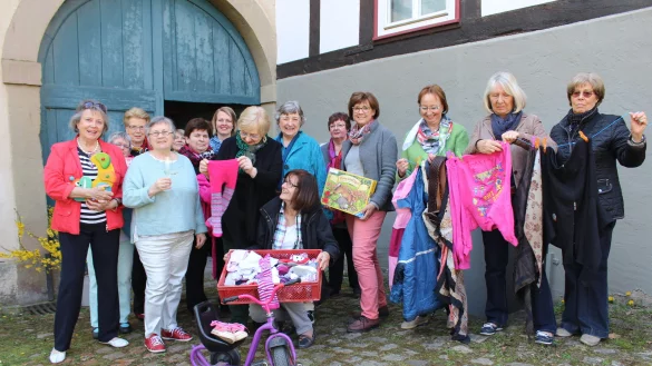 Viele Helfer machen es m&ouml;glich: Die meisten der inzwischen 16 Mitstreiterinnen der Initiative "Schlossm&auml;use" waren zur Er&ouml;ffnung am Samstag versammelt und freuten sich mit Karin Hehner-R&uuml;gge (vorne, zweite von links) &uuml;ber die ersten Sachspenden. - &copy; Grote