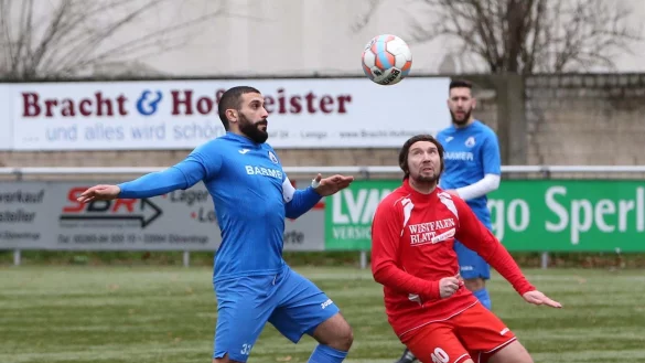 Blick zum Ball: Lemgos Zalem &Ouml;zmen (links) und Steinhagens Sebastian Herrmann beobachten das &uuml;ber dem Jahnplatz scheinbar schwebende Flugobjekt. - &copy; Paul Cohen