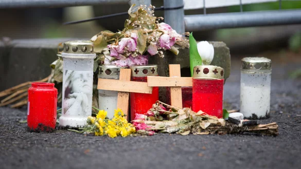 Kerzen, Blumengestecke und Kreuze stehen vor dem Wohnhaus des beschuldigten Ehepaares in H&ouml;xter-Bosseborn (Nordrhein-Westfalen). Ein Paar aus der Stadt in Ostwestfalen soll mehrere Frauen in dem Haus misshandelt haben - mindestens zwei Opfer starben. - &copy; dpa